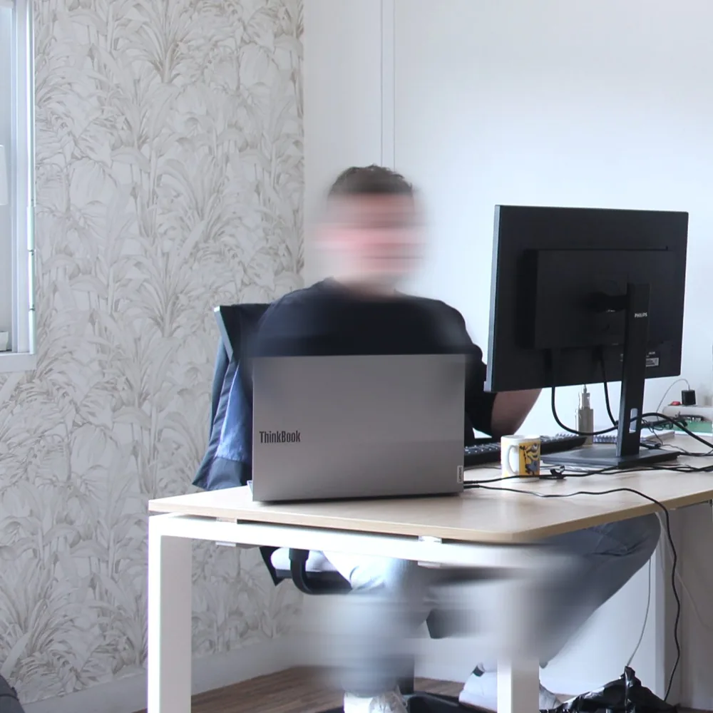 Bureau partagé, poste de travail double écran