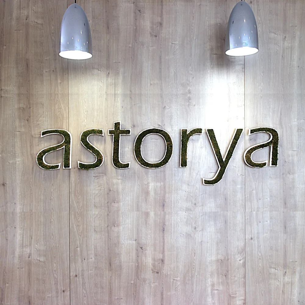 Enseigne et mur végétal à l'accueil de l'agence Astorya